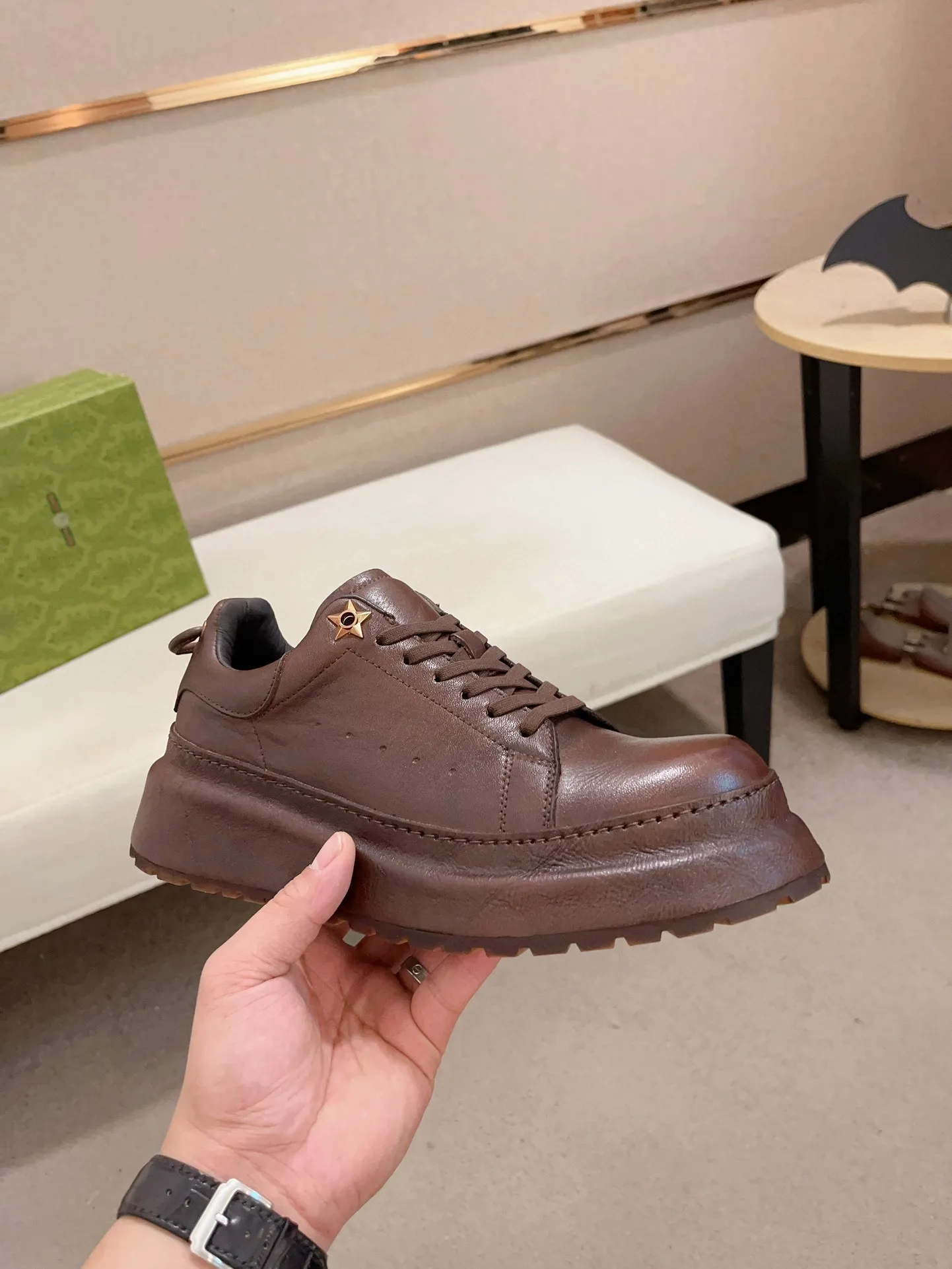 Men's shoes 💰: 680💰 Gucci (Gucci) new men's shoes, sold simultaneously on the official website, made from original orders, uppers made of first-layer cowhide, purely handmade craftsmanship 🌈 High-end first-layer genuine leather lining, original non-slip and wear-resistant outsole, fashionable and versatile, standard size .37-44. Can be customized 45-46